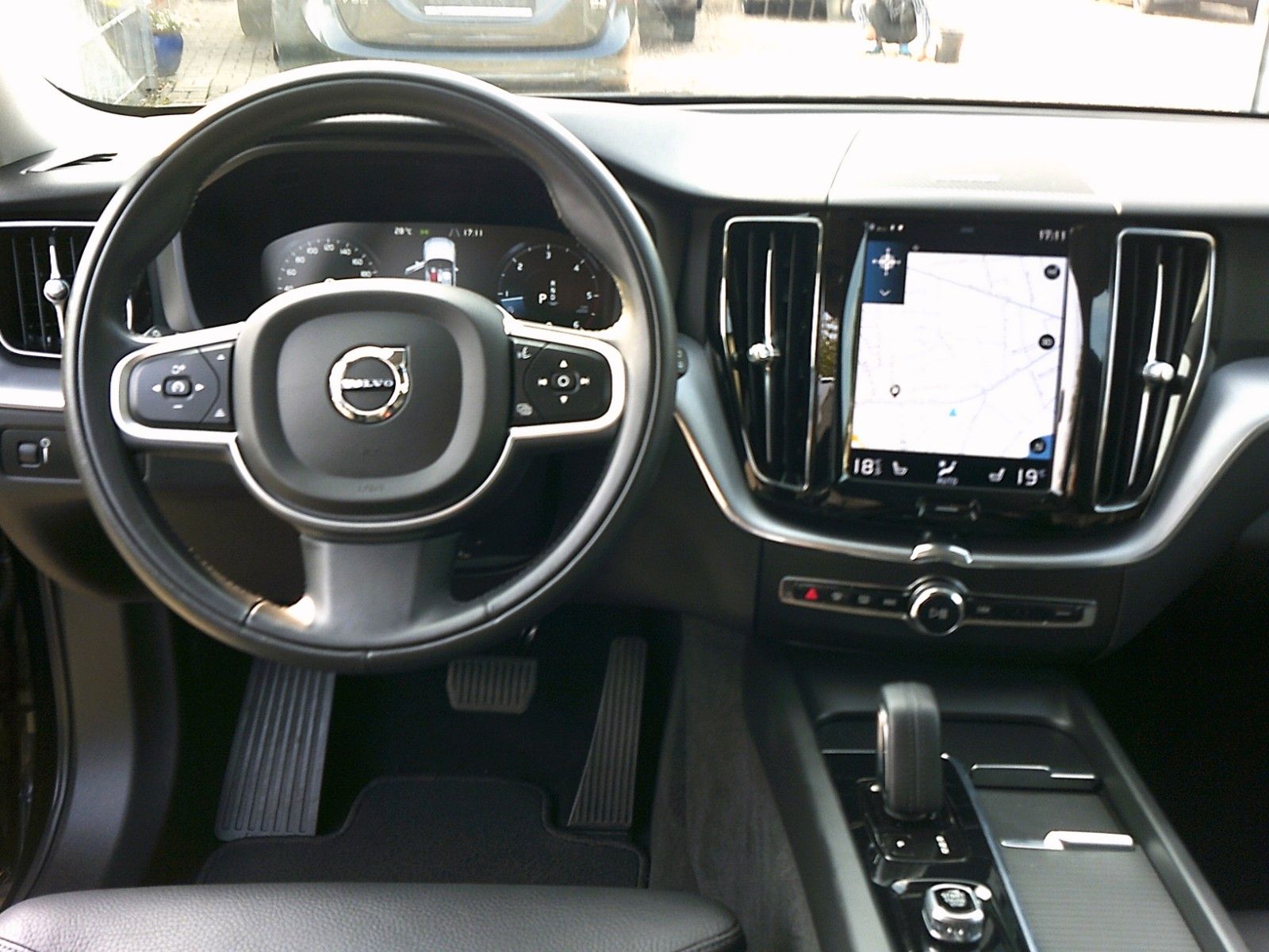 Volvo XC60 Momentum Pro 2WD - Samsaru's Car Outlet
