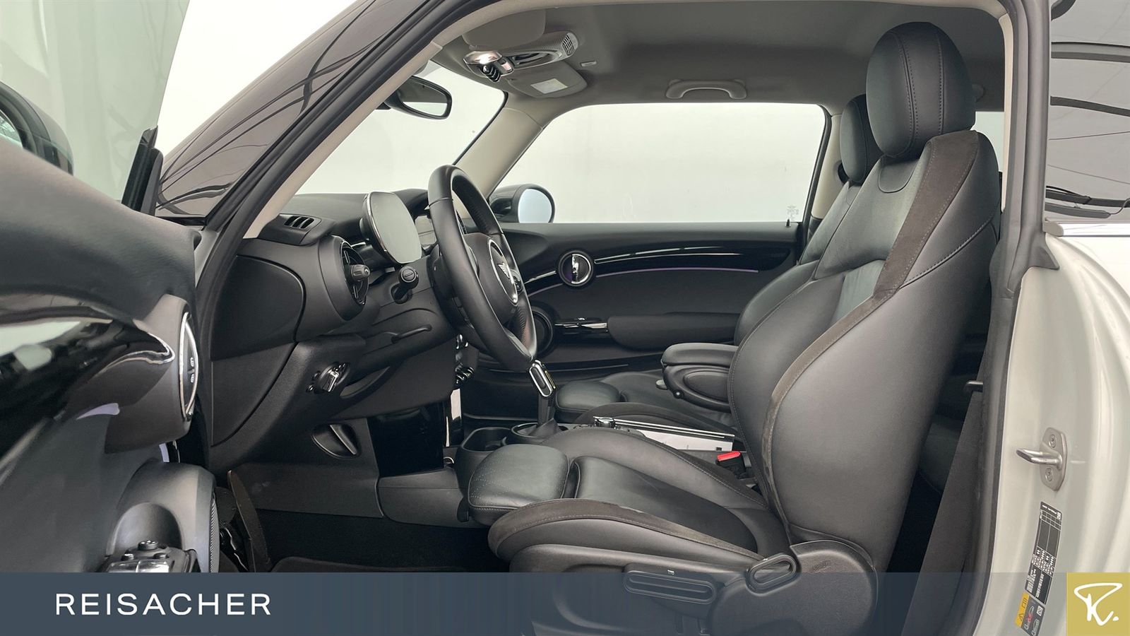 MINI Cooper SE Classic Trim - Samsaru's Car Outlet