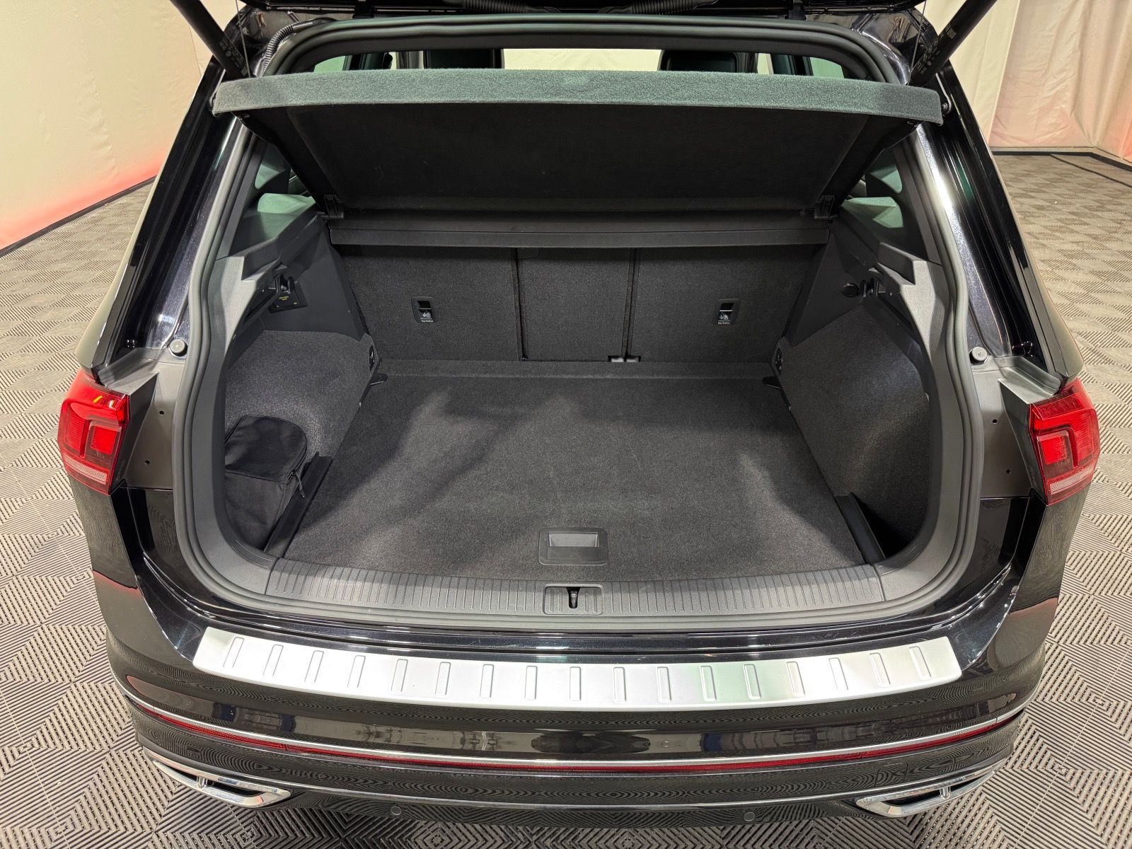 Volkswagen Tiguan R-Line 2.0 TDI DSG 4M - Samsaru's Car Outlet