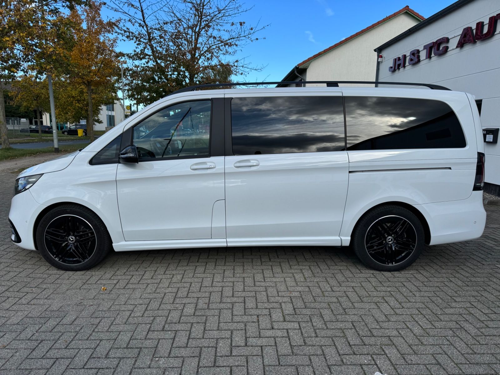 Mercedes-Benz V300d AMG - Samsaru's Car Outlet