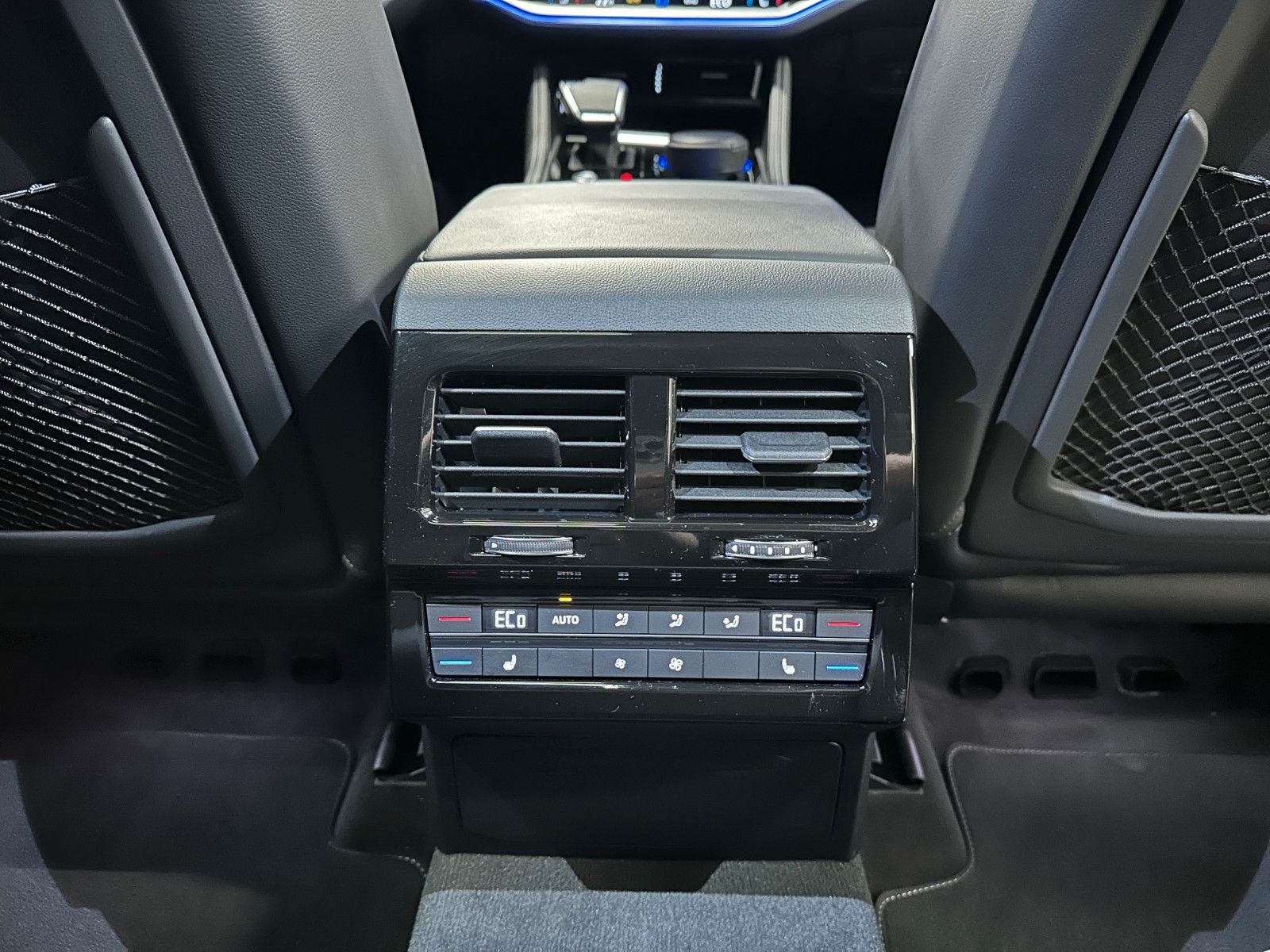 Volkswagen Touareg V6 TDI 4Motion R-Line Black - Samsaru's Car Outlet