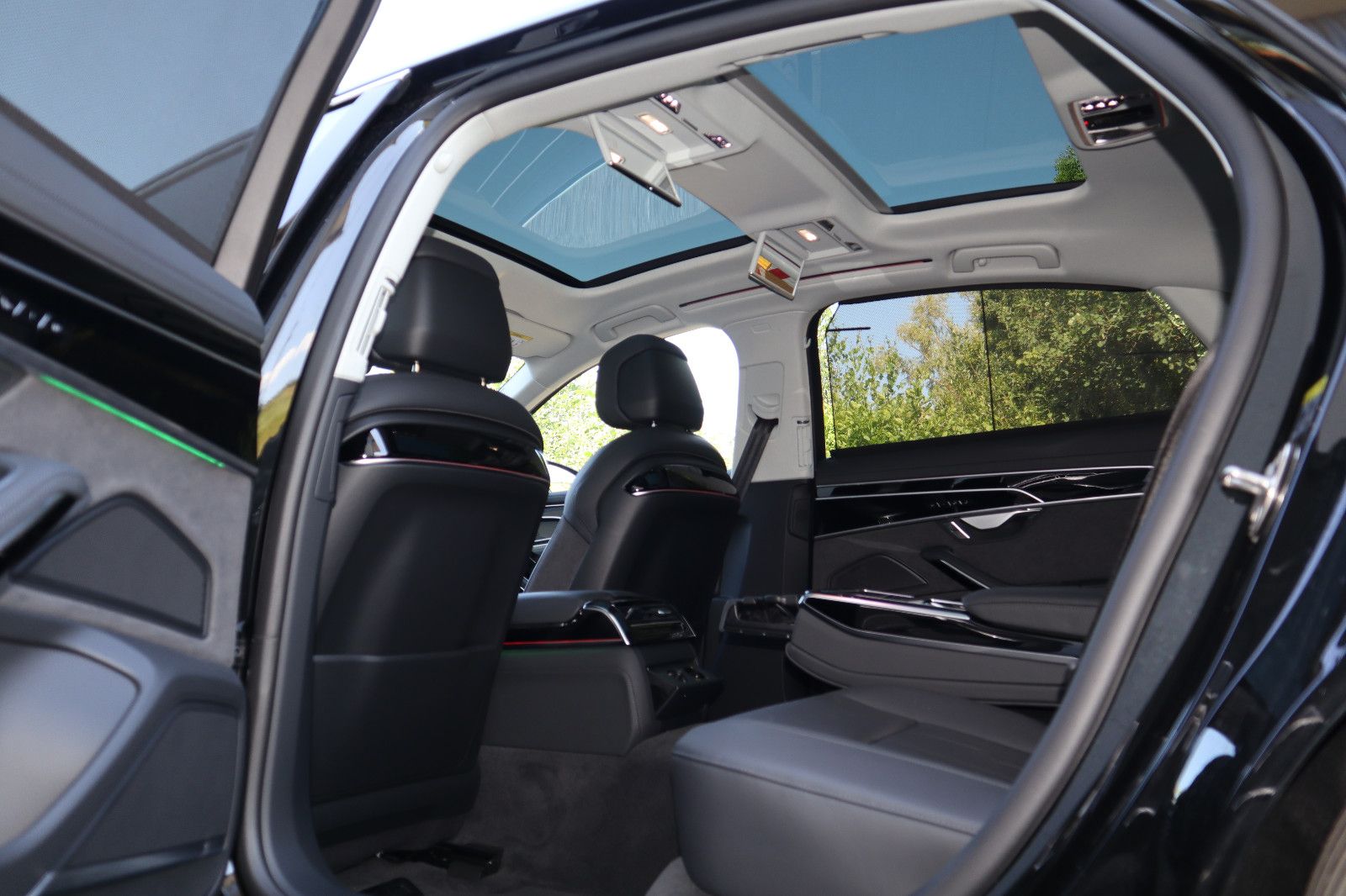 Audi A8L 60 TFSIe lang - Samsaru's Car Outlet