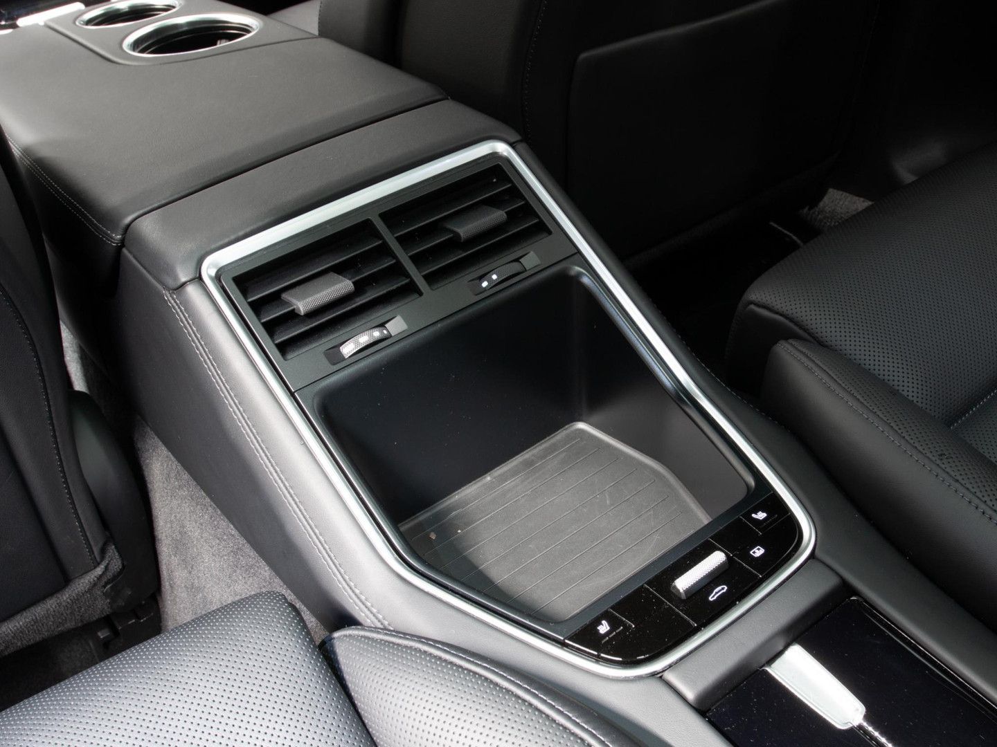 Porsche Panamera 4 E-Hybrid Platinum Edition