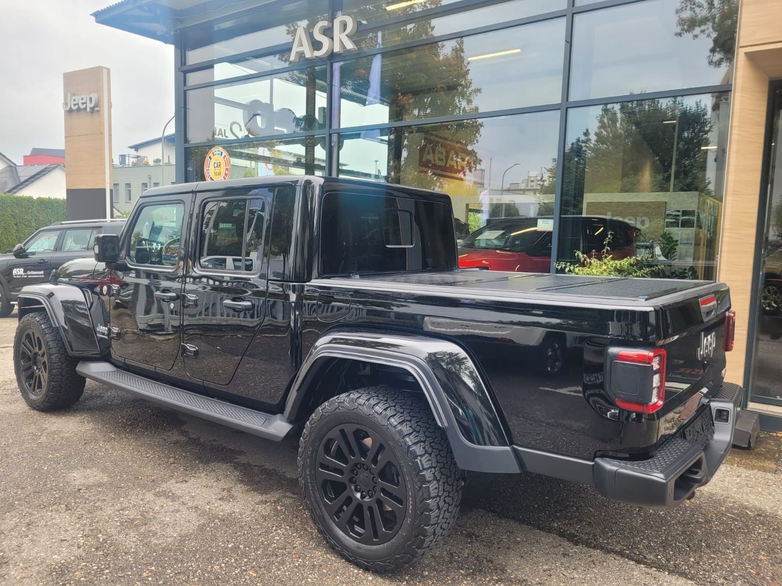 Jeep Gladiator Overland 4WD AHK top
