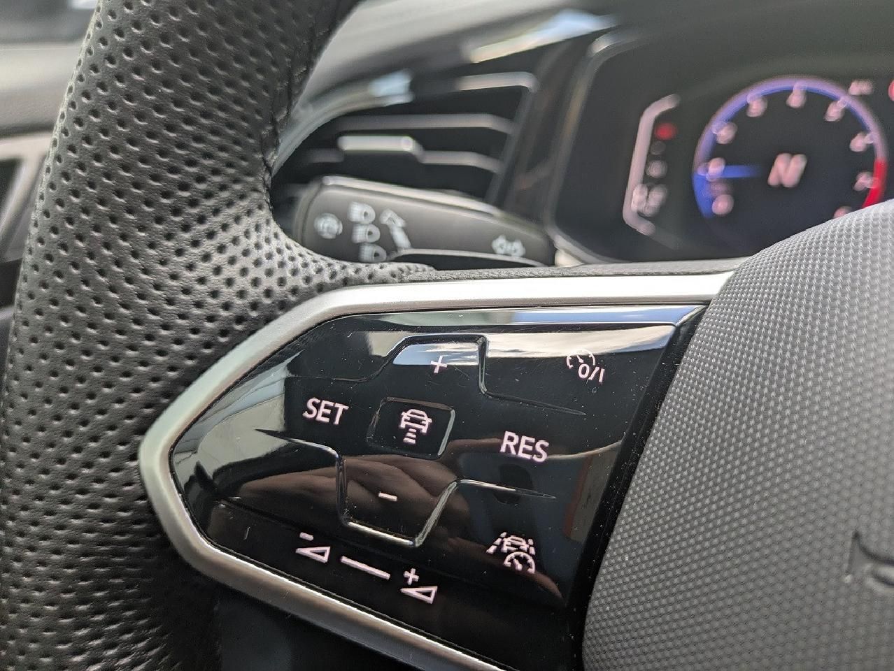 Volkswagen T-Roc 1.5 TSI R-Line DSG - Samsaru's Car Outlet