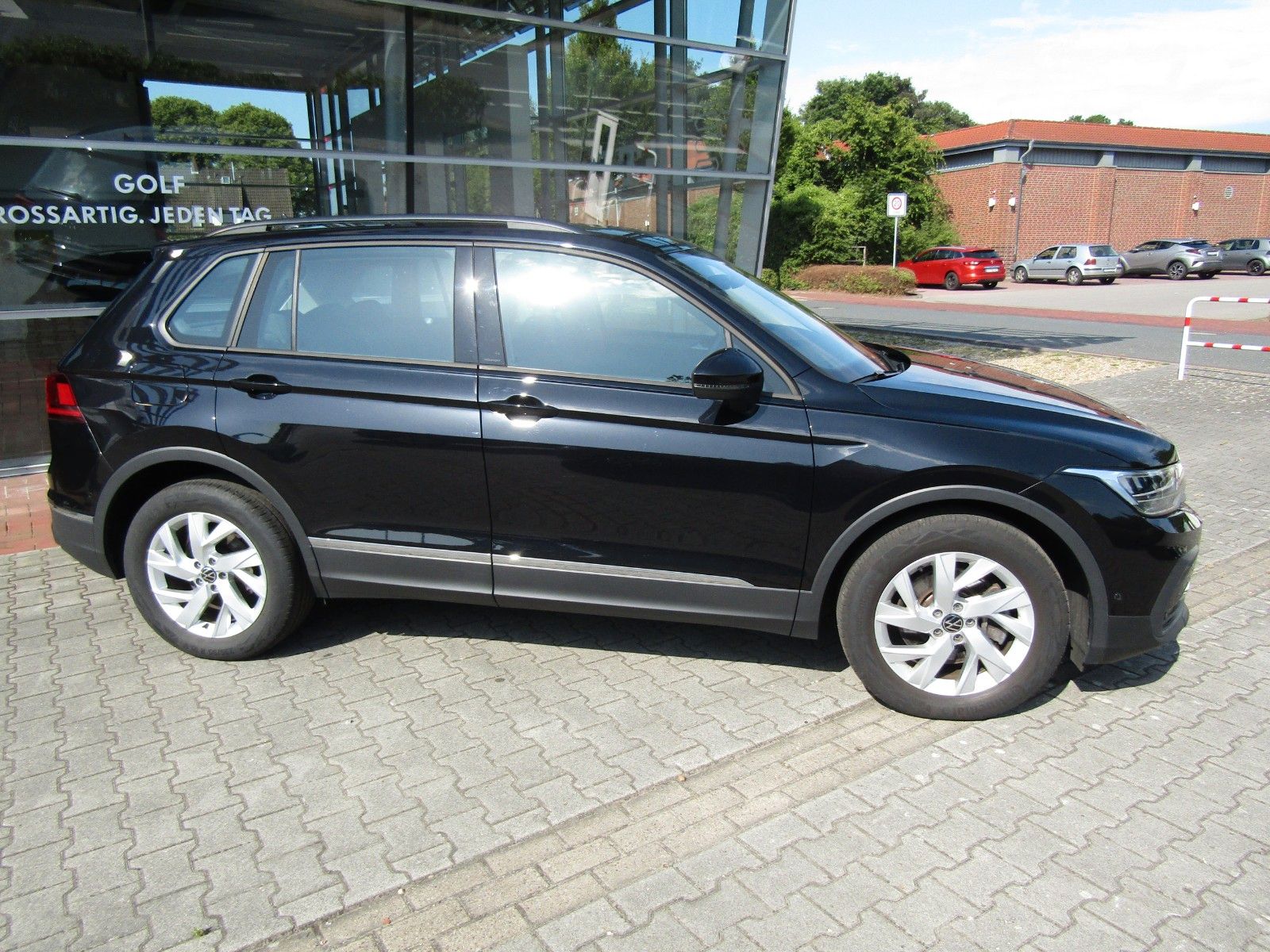 Volkswagen Tiguan 1.4 TSI Life eHybrid Plug-in - Samsaru's Car Outlet