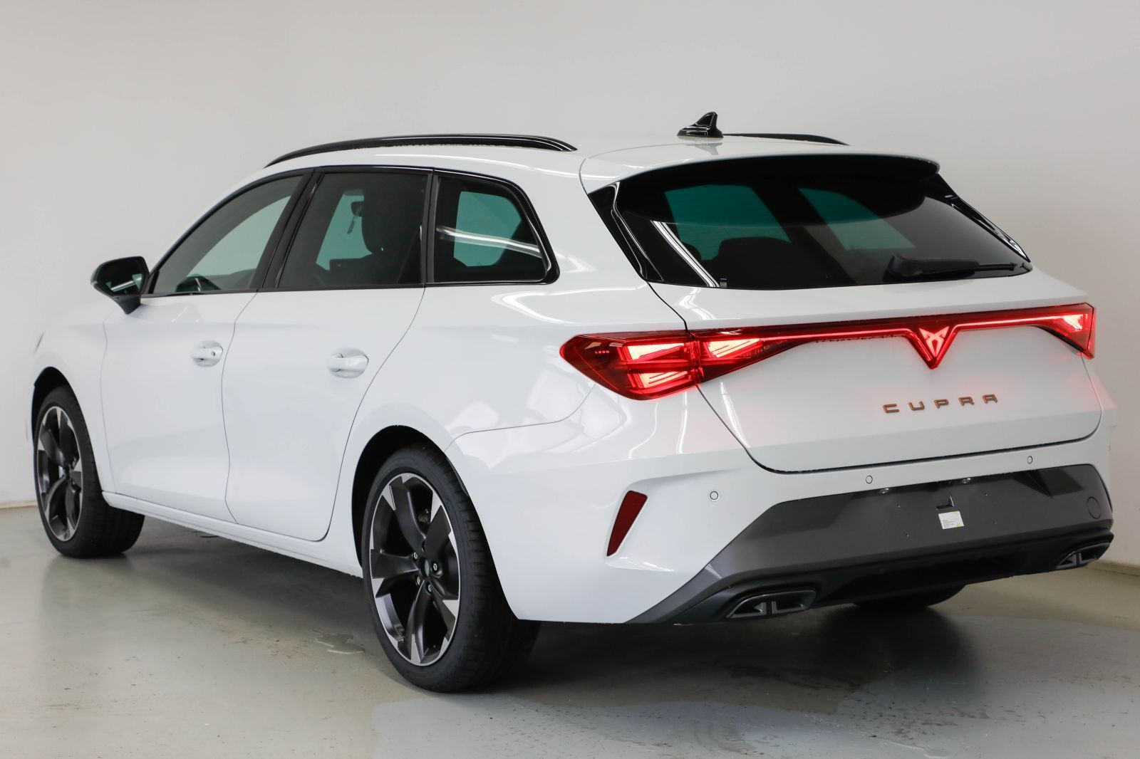 Seat Leon ST 2.0 TDI DSG AHK ACC Kam. SHZ Navi