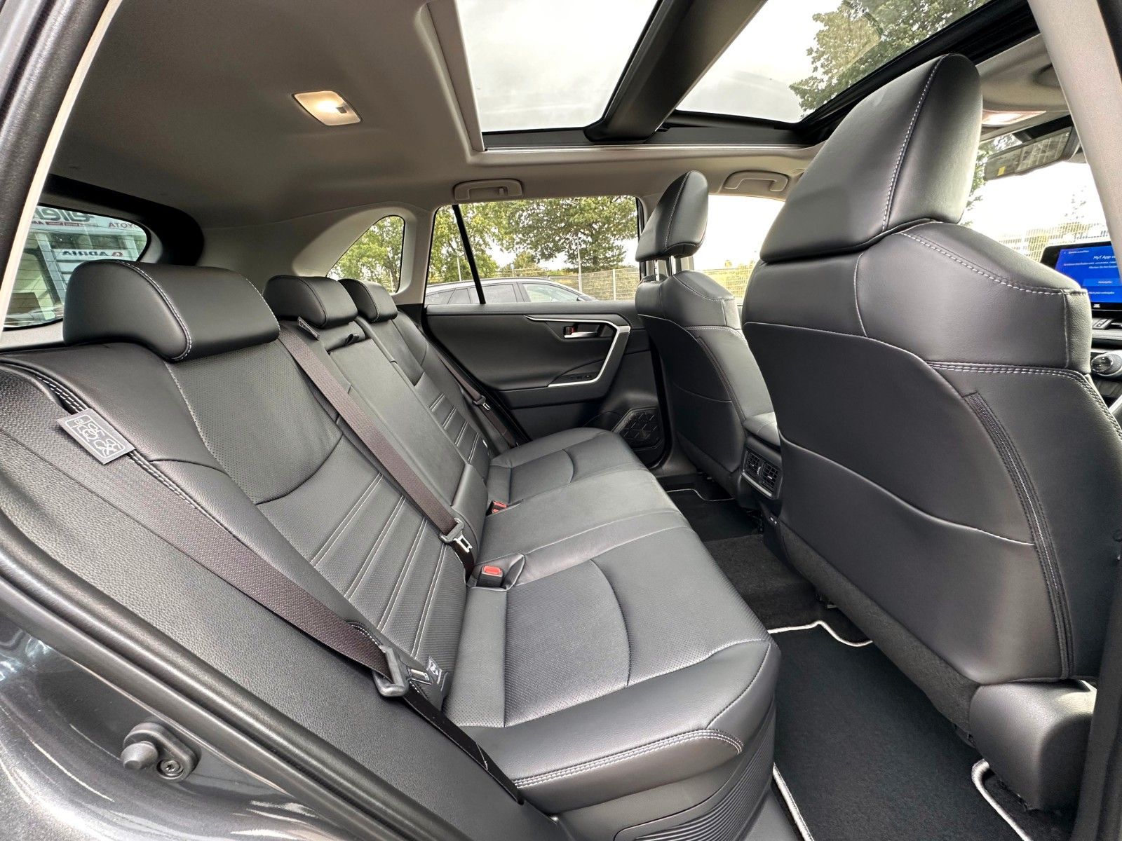 Toyota RAV 4 HYBRID PANORAMA LEDER NAVI DAB JBL 360°...