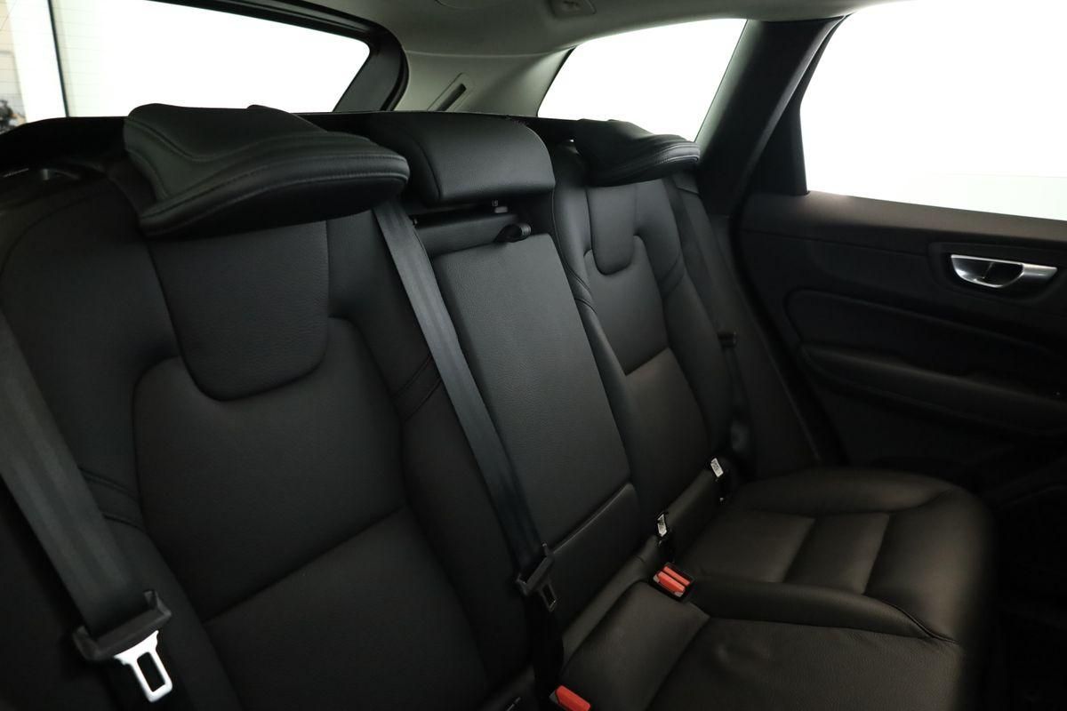 Volvo XC60 B4 AWD Plus Dark LED Pano ACC Kam 21" AHK
