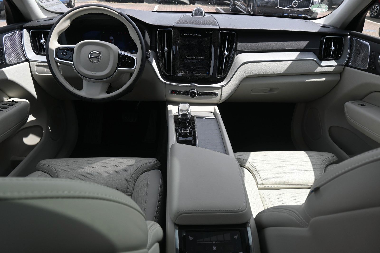 Volvo XC60 B4 D Ultimate Dark AWD - Samsaru's Car Outlet
