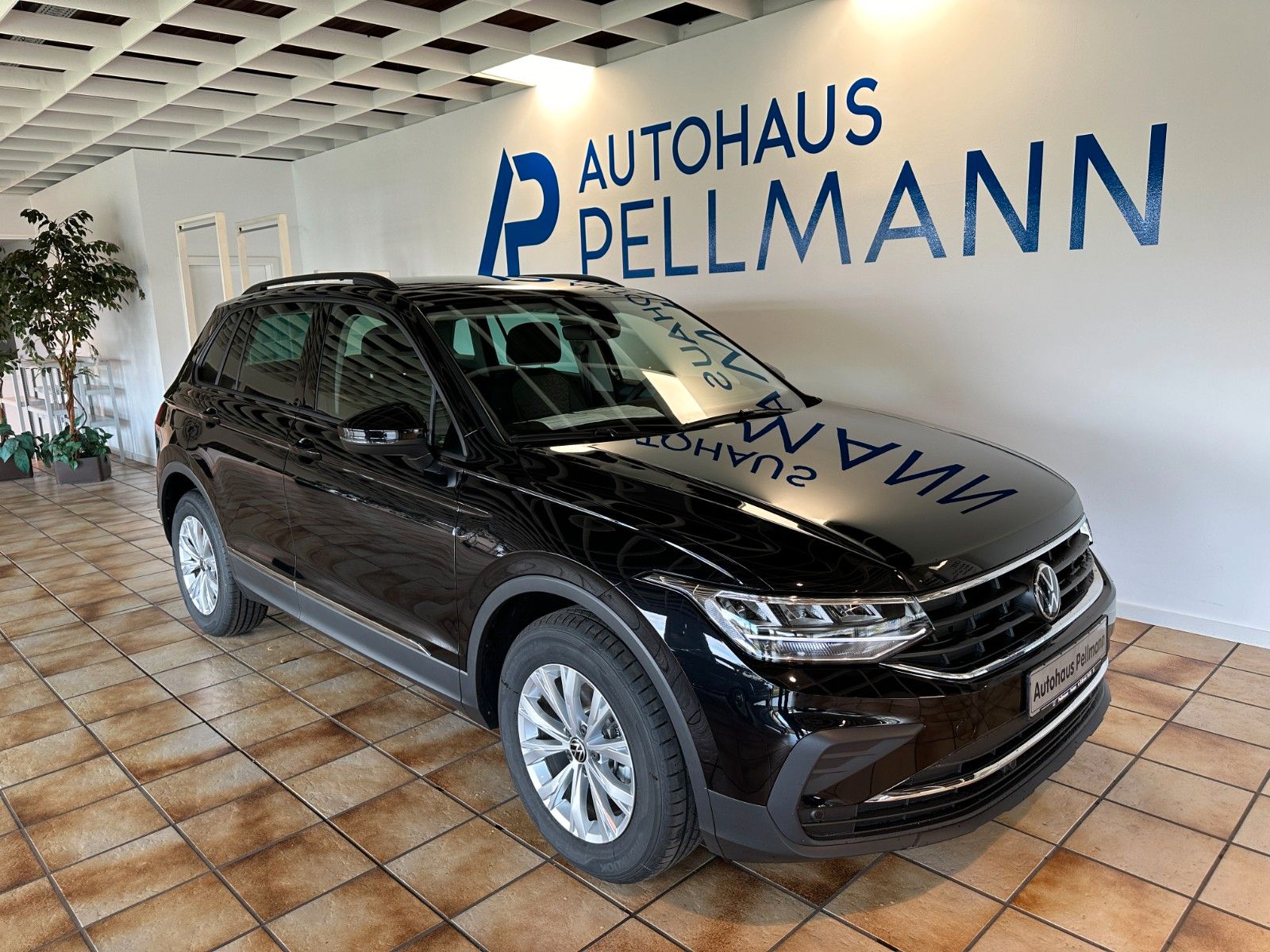 Volkswagen Tiguan 1.5 TSI DSG Life - Samsaru's Car Outlet