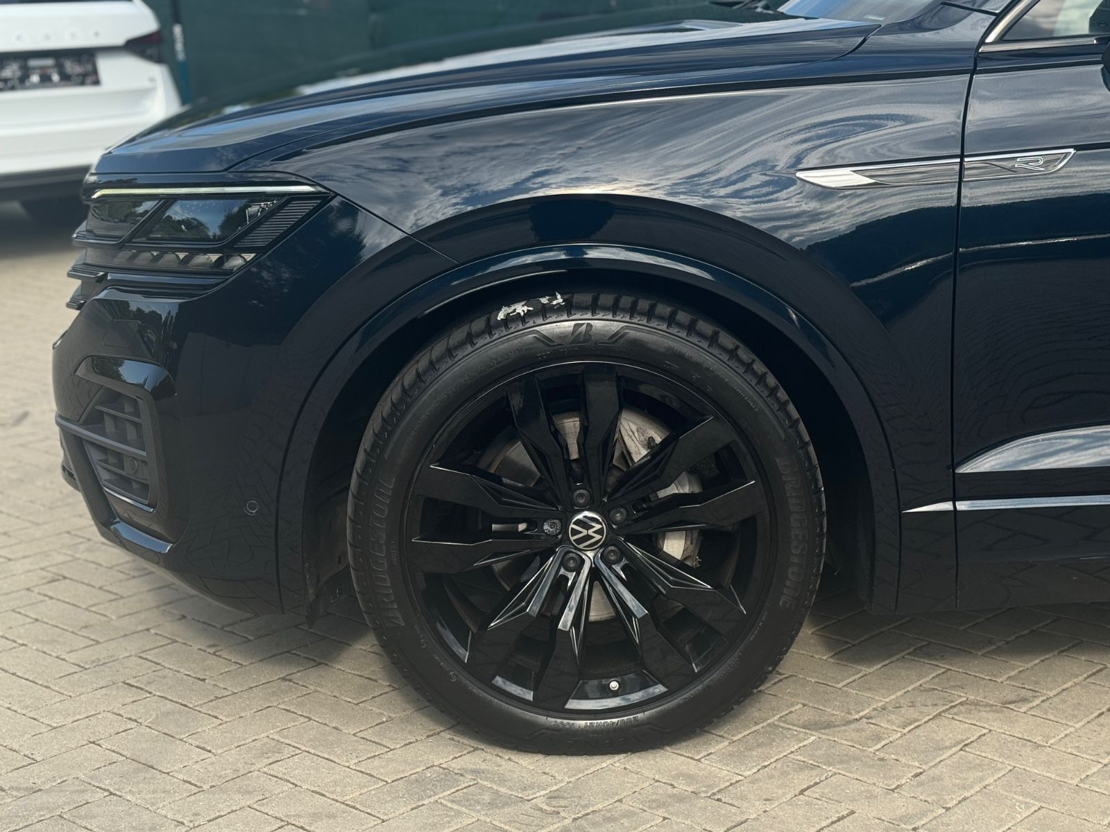 Volkswagen Touareg R-Line 4M Black - Samsaru's Car Outlet