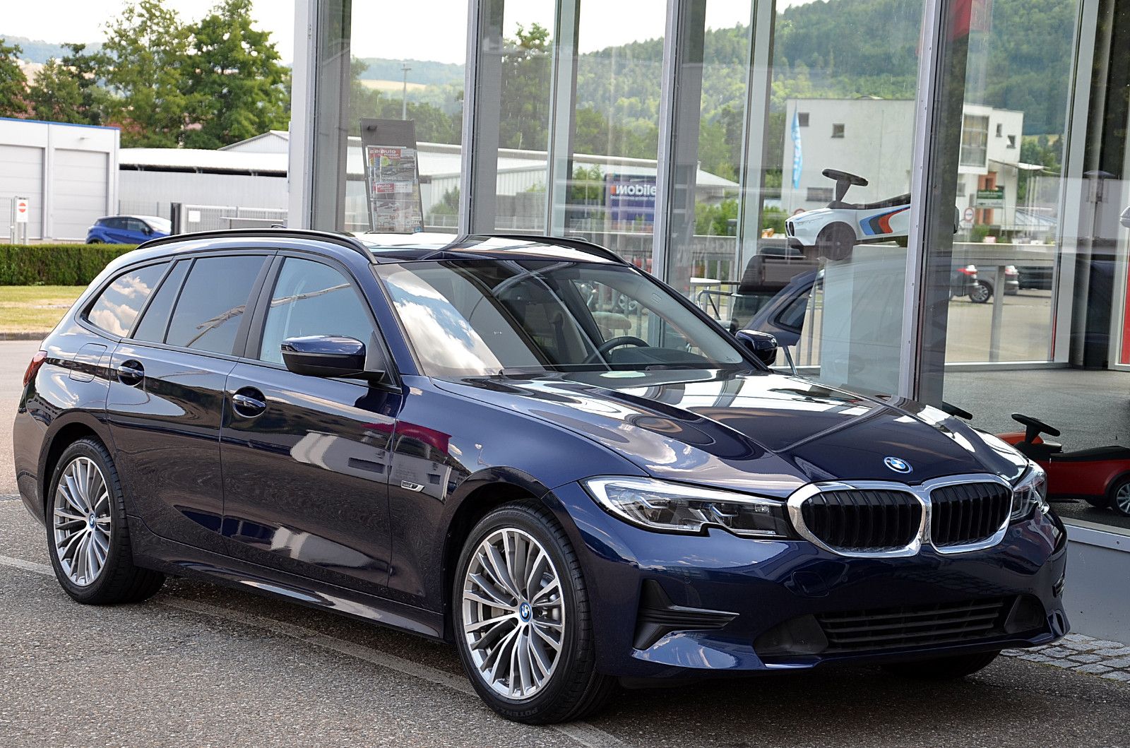 BMW 330e - Samsaru's Car Outlet
