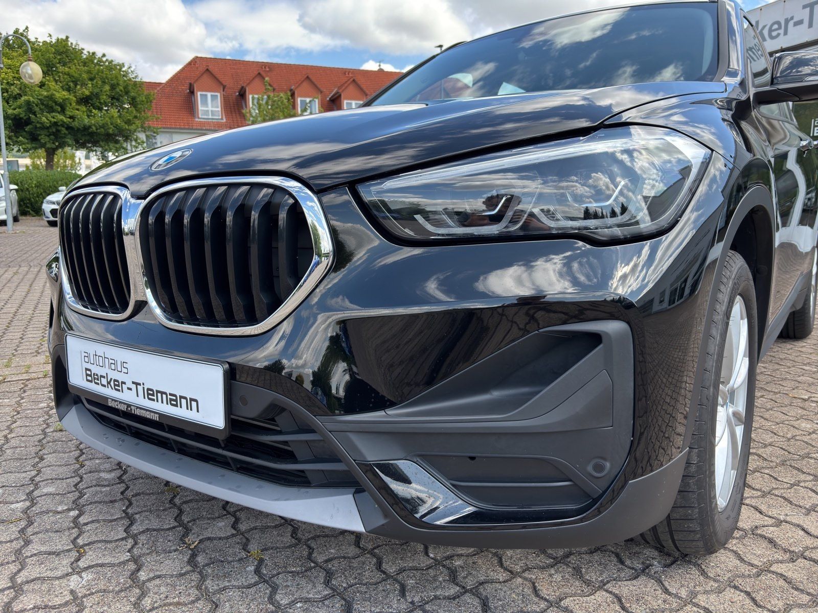 BMW X1 xDrive18d - Samsaru's Car Outlet