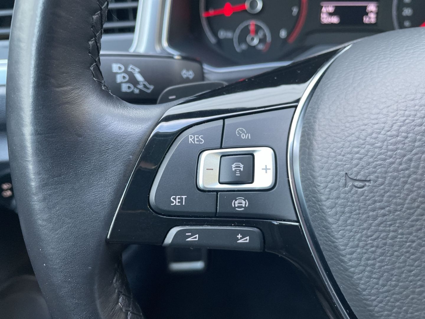 Volkswagen T-Roc 1.5 TSI DSG R-Line - Samsaru's Car Outlet