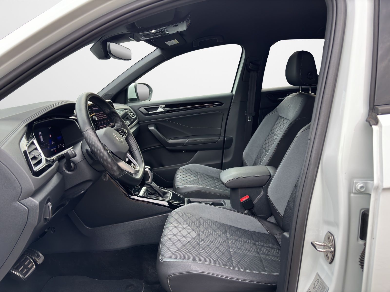 Volkswagen T-Roc 1.5 TSI DSG R-Line - Samsaru's Car Outlet