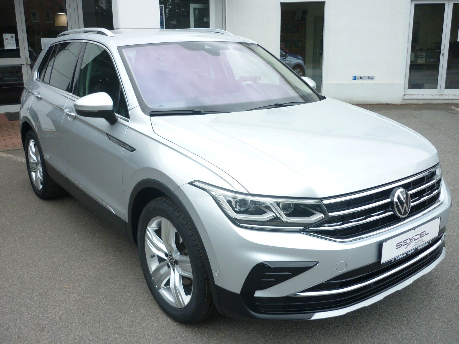 Volkswagen Tiguan 2.0 TDI Elegance - Samsaru's Car Outlet