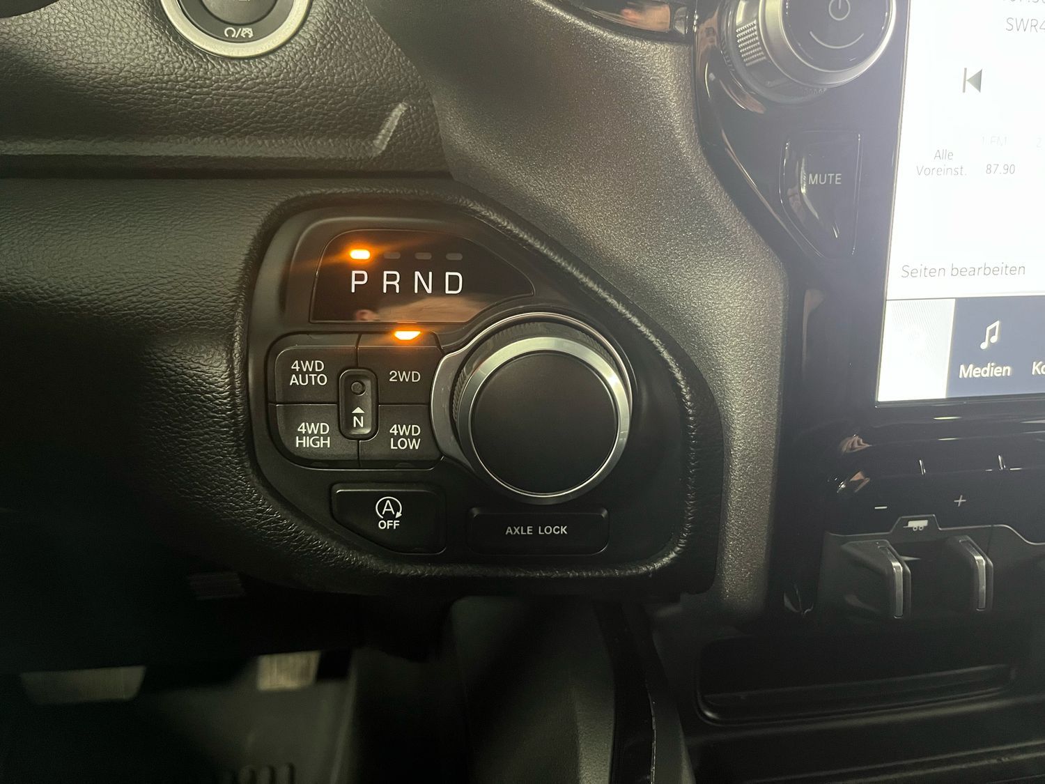 Dodge RAM 5,7l V8 *BIGHORN/12 ZOLL Display/SHZ/LED/AHK