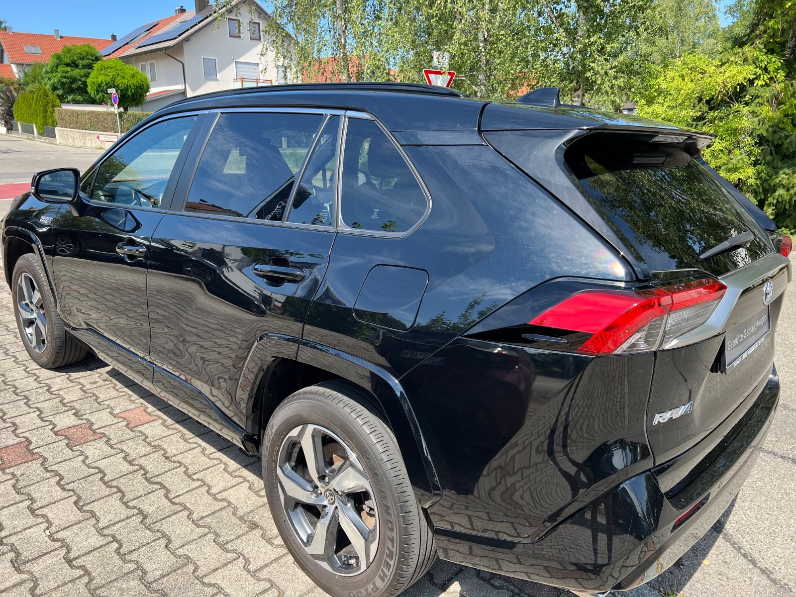 Toyota RAV 4 2.5 Plug-In Hybrid 4x4 - Samsaru's Car Outlet
