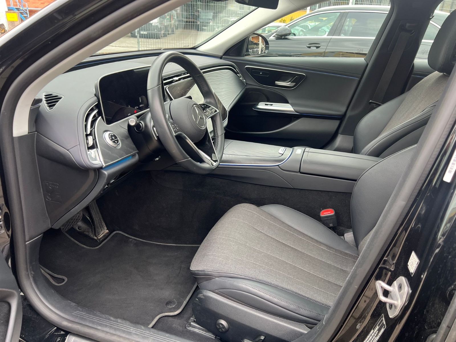 Mercedes-Benz E 200 - Samsaru's Car Outlet