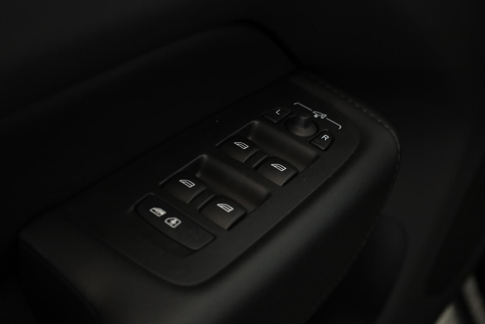 Volvo XC60 Recharge T6 AWD Core Pano Kam STHZ 20" AHK