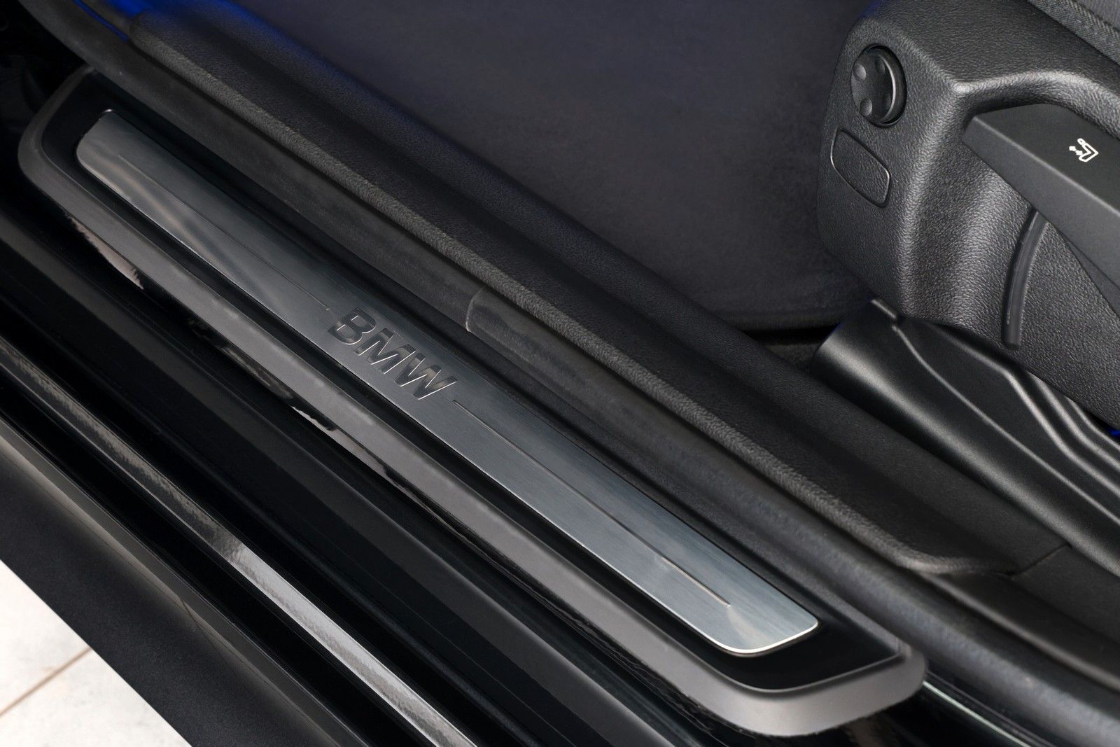 BMW 330d Touring Sport Line - Samsaru's Car Outlet