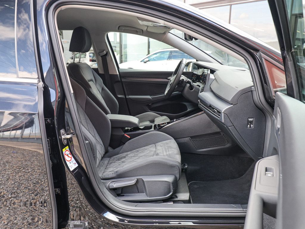 Volkswagen Golf VIII 1.5 e TSI Style DSG - Samsaru's Car Outlet