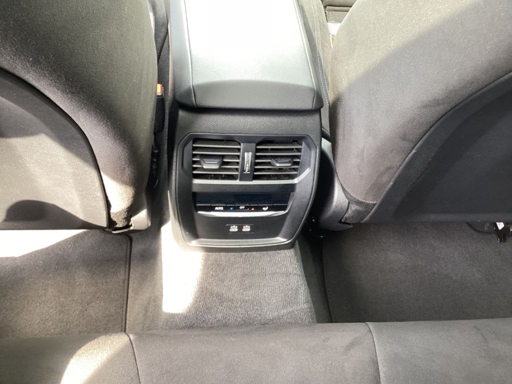 BMW 330 i xDrive Tour M-Sport Pano AHK 19''SRneu HUD