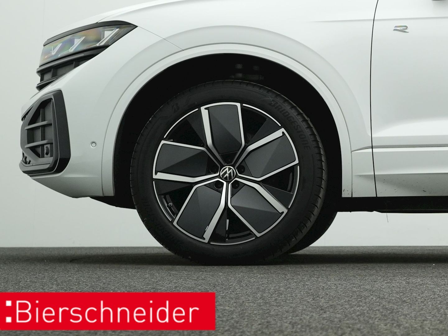 Volkswagen Touareg 3.0 TDI R-line Black - Samsaru's Car Outlet