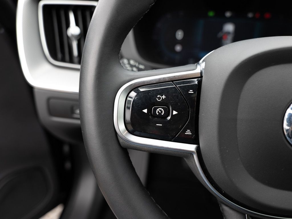 Volvo XC60 B5 AWD Plus Dark AHK KAMERA FACEL. LED PANO