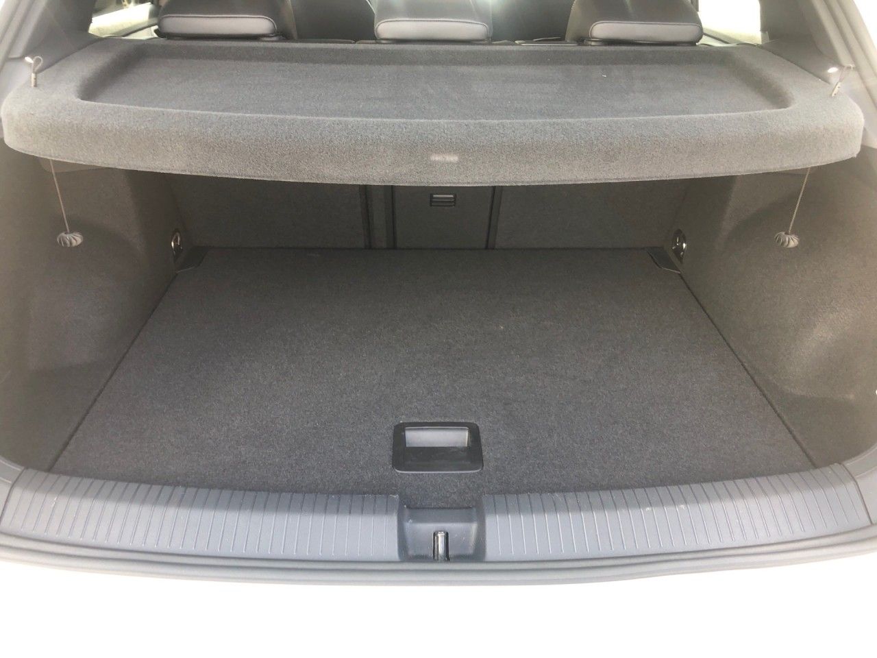 Volkswagen T-Roc 2.0 l TDI DSG R-Line+ - Samsaru's Car Outlet