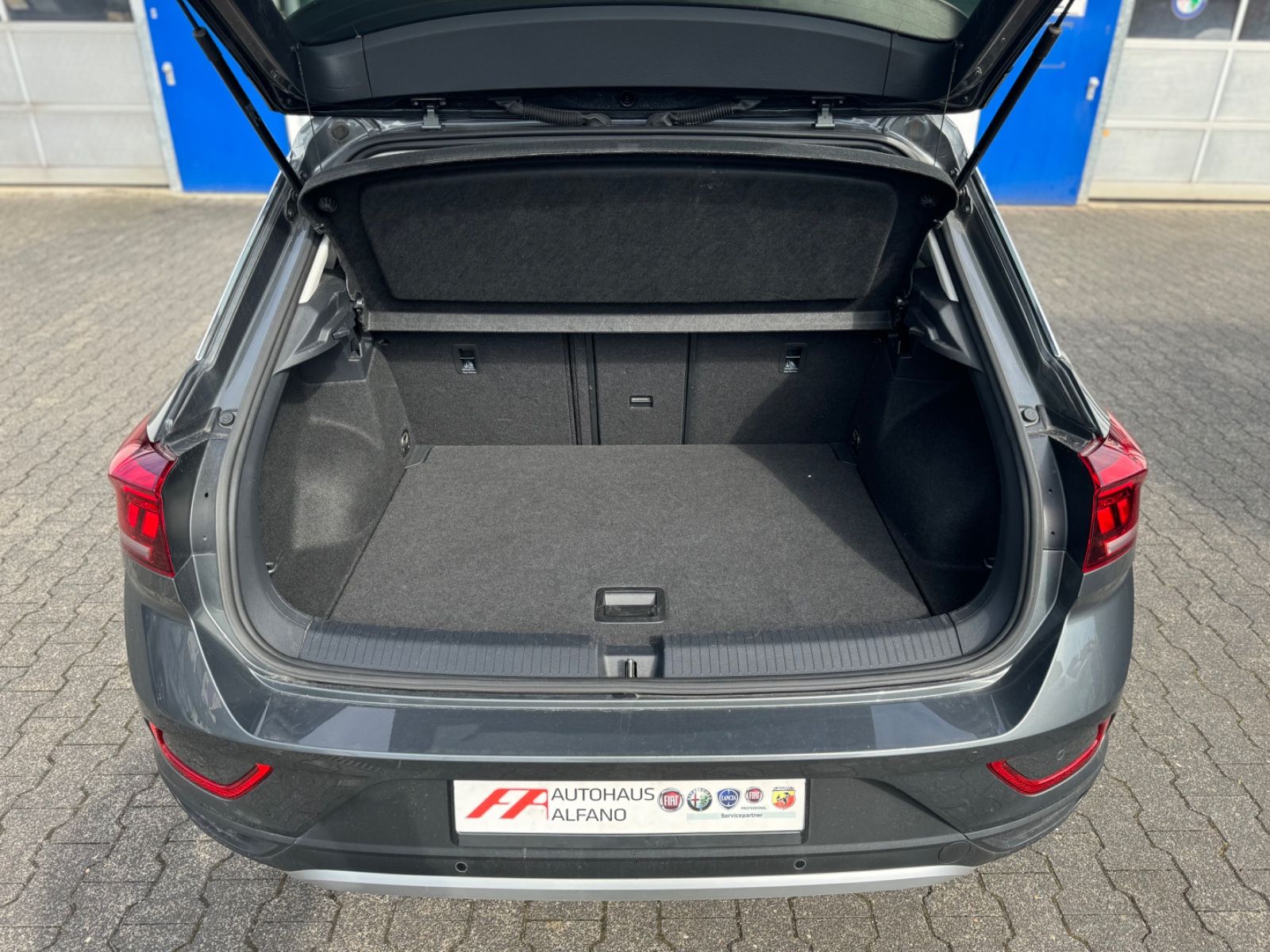 Volkswagen T-Roc Life - Samsaru's Car Outlet