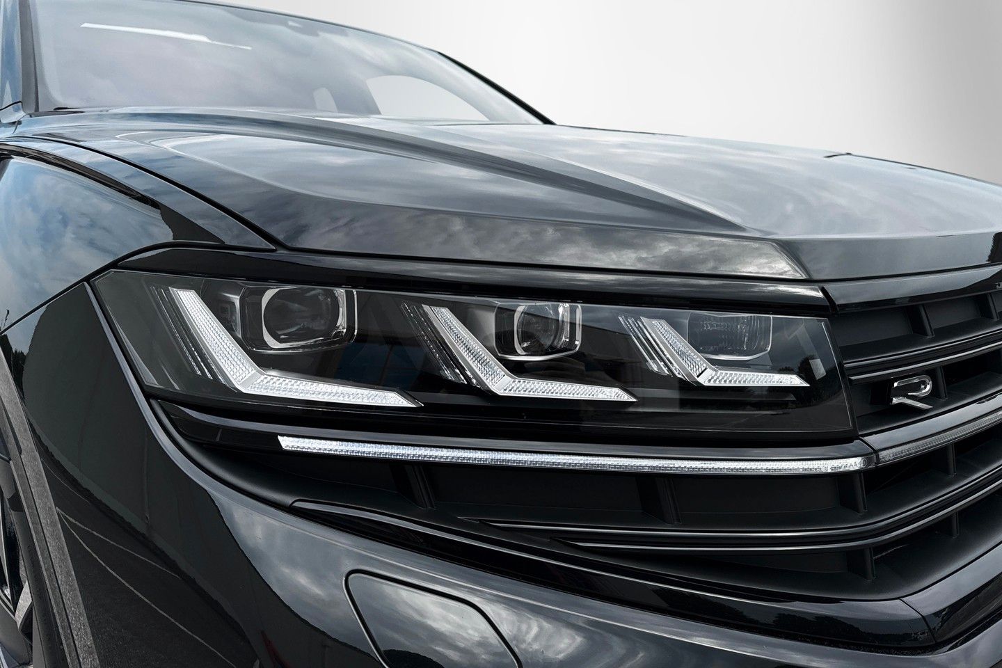 Volkswagen Touareg R 3.0 TSI V6 eHybrid 4Motion - Samsaru's Car Outlet