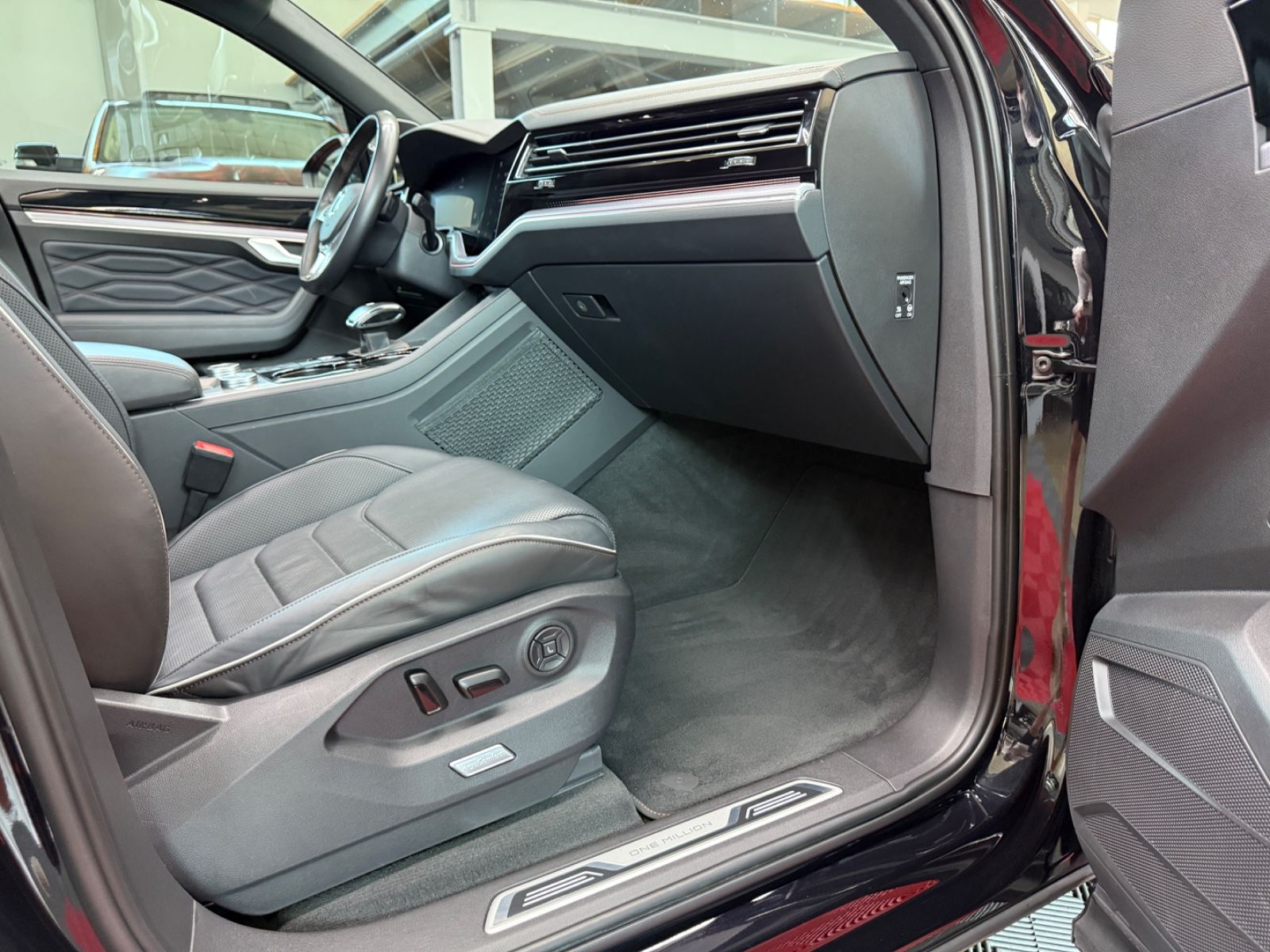 Volkswagen Touareg R-Line - Samsaru's Car Outlet