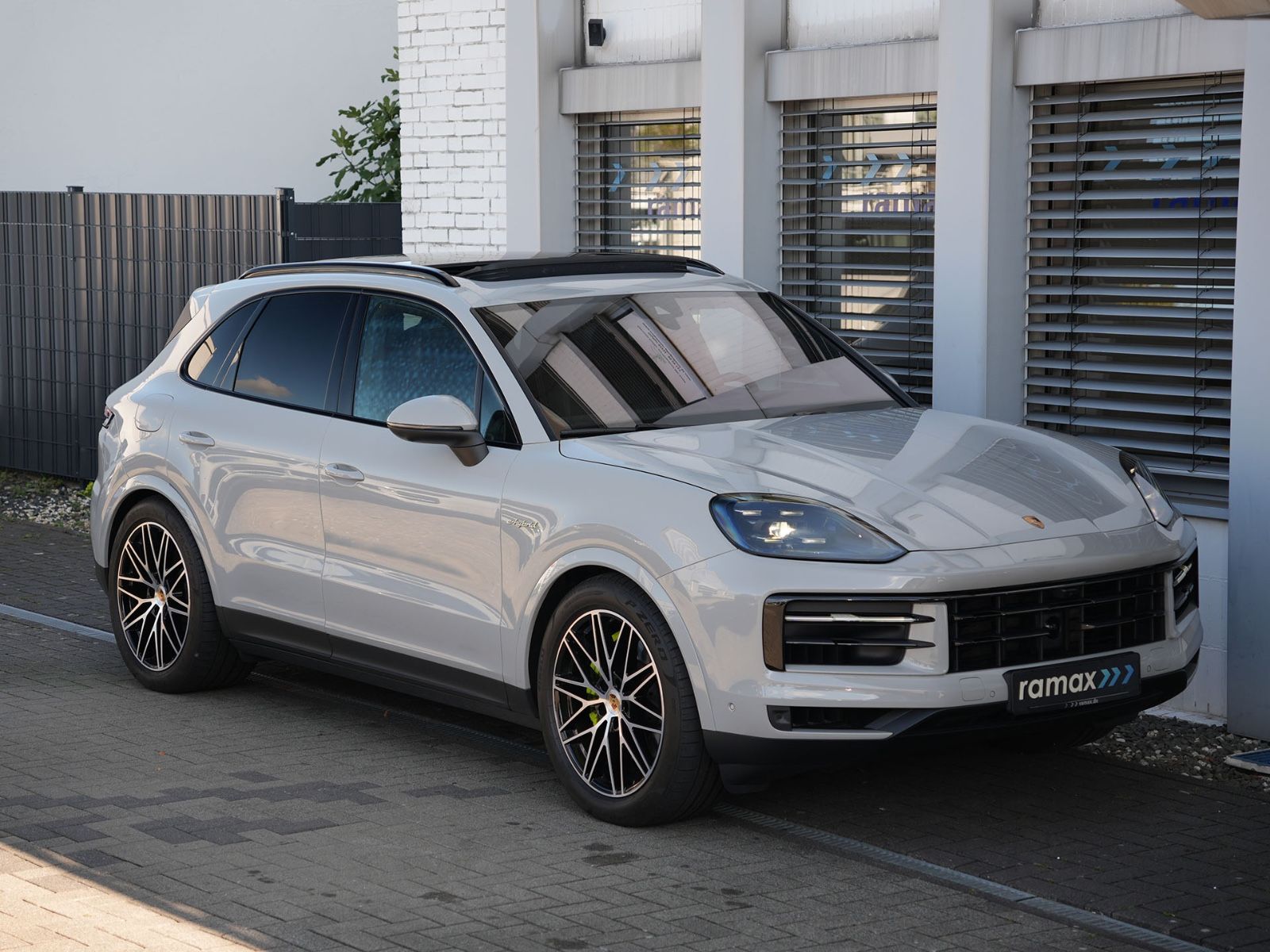 Porsche E-Hybrid INNODRIVE-LUFTF.-PANO-AHK-MASSAGE-VOLL