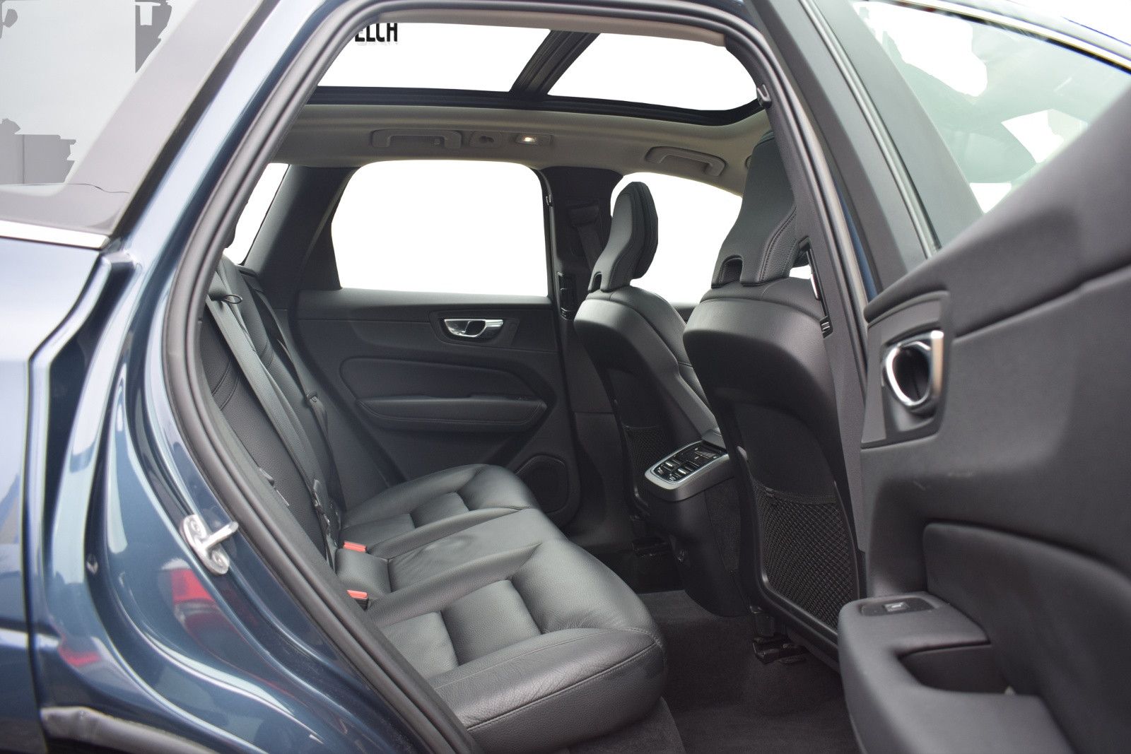 Volvo XC60 Ultimate Bright - Samsaru's Car Outlet