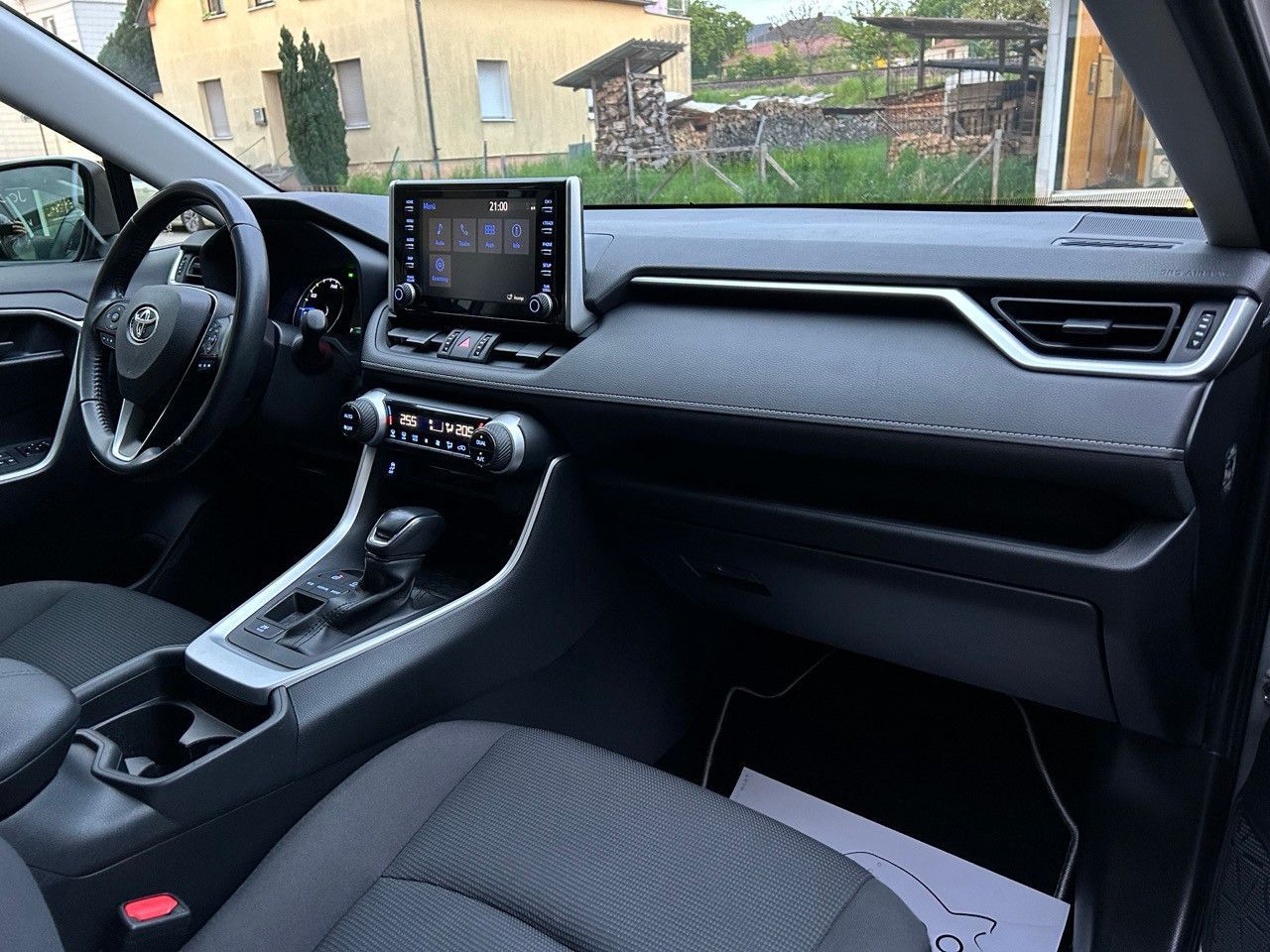 Toyota RAV4 Hybrid - Samsaru's Car Outlet