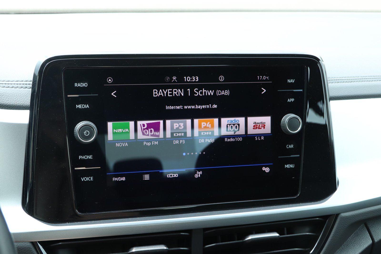Volkswagen T-Roc 1.5 TSI Life - Samsaru's Car Outlet