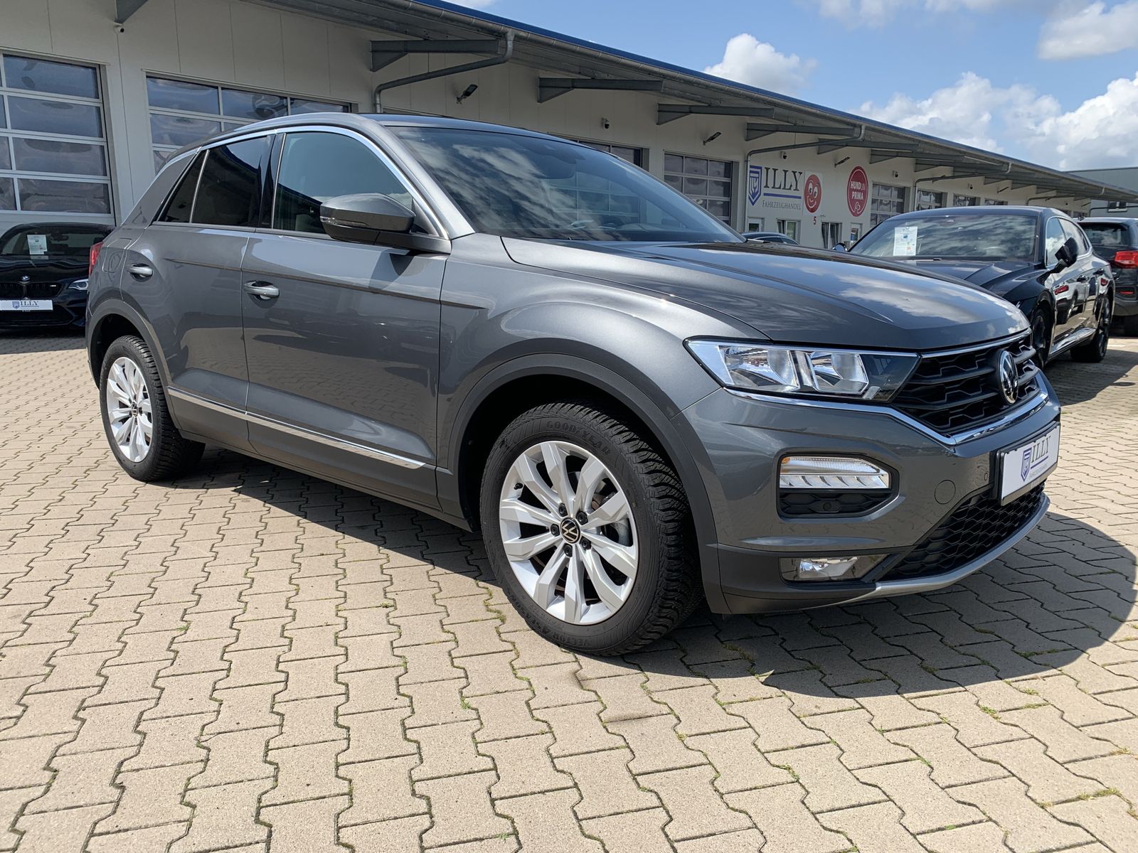 Volkswagen T-Roc 1.5 TSI Sport - Samsaru's Car Outlet