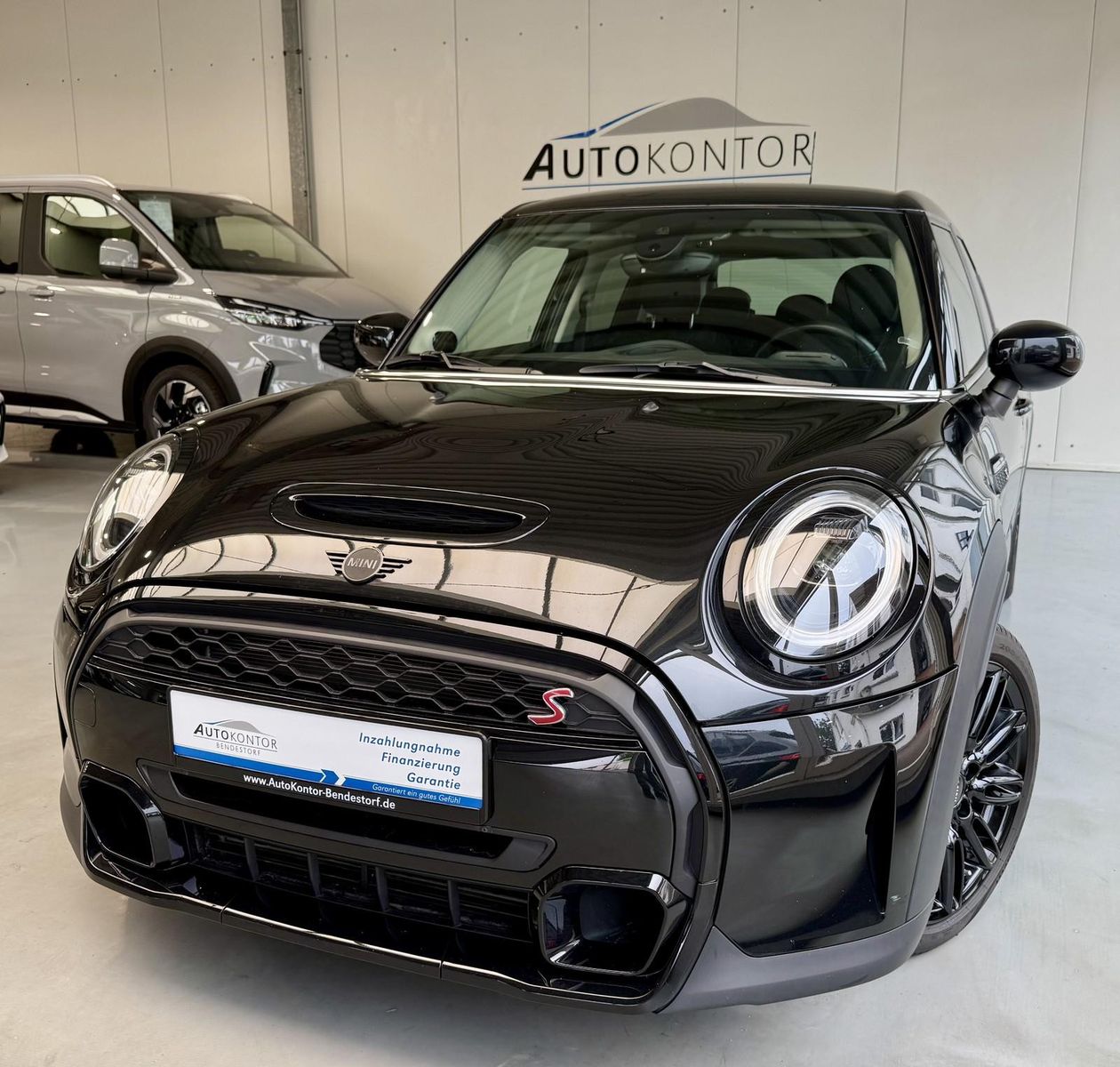 MINI Cooper S - Samsaru's Car Outlet