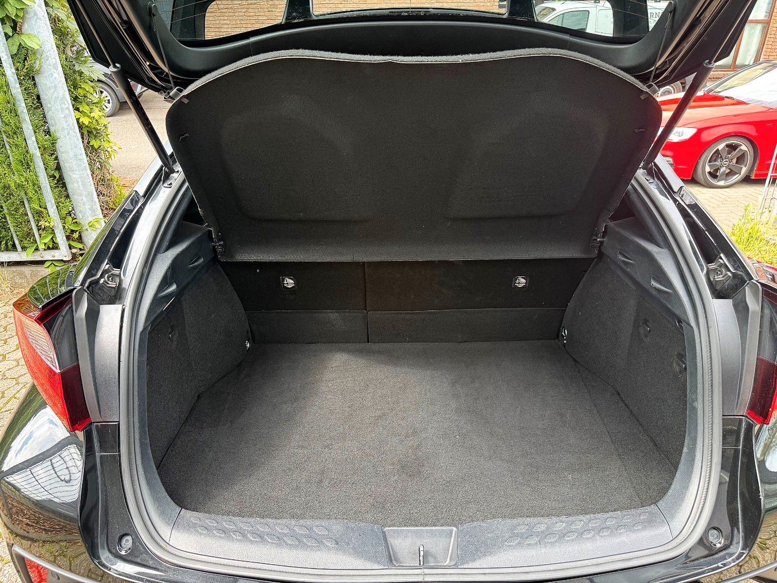 Toyota C-HR 2.0 Hybrid - Samsaru's Car Outlet