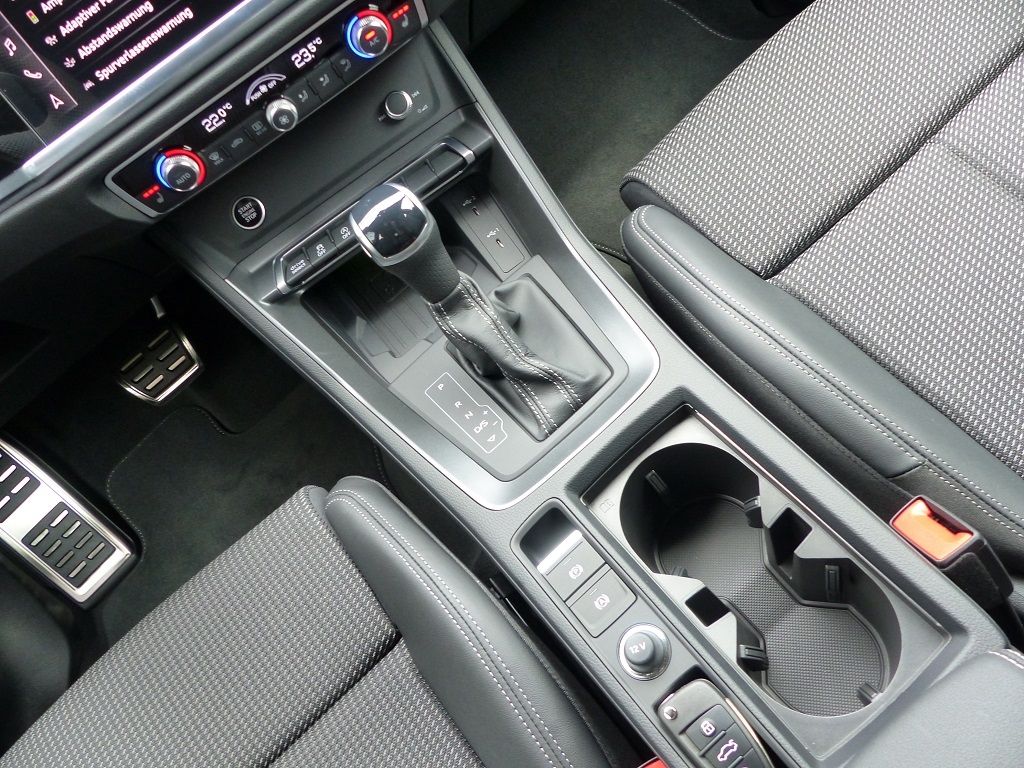 Audi Q3 40 TFSI quattro S line - Samsaru's Car Outlet