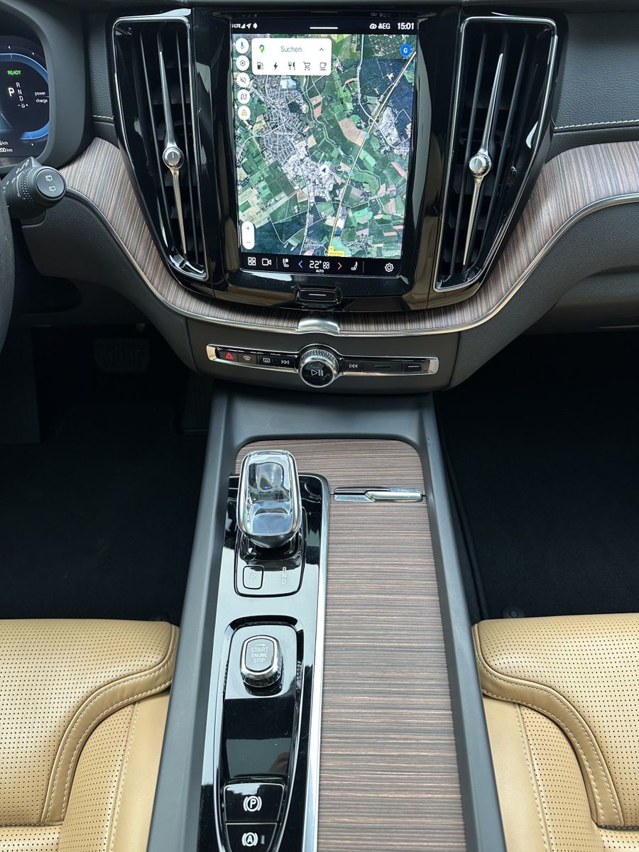 Volvo XC60 T6 AWD Plus Dark PANO+360°+VCOCK+AHK+20ZOLL