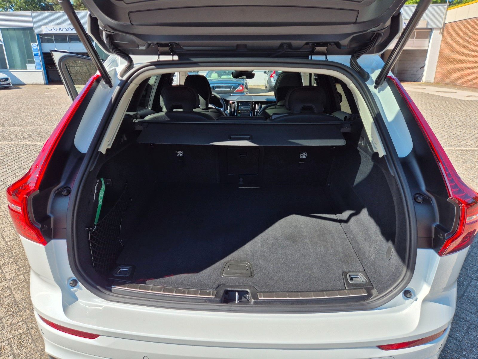 Volvo XC60 Ultimate Dark AWD B4 - Samsaru's Car Outlet