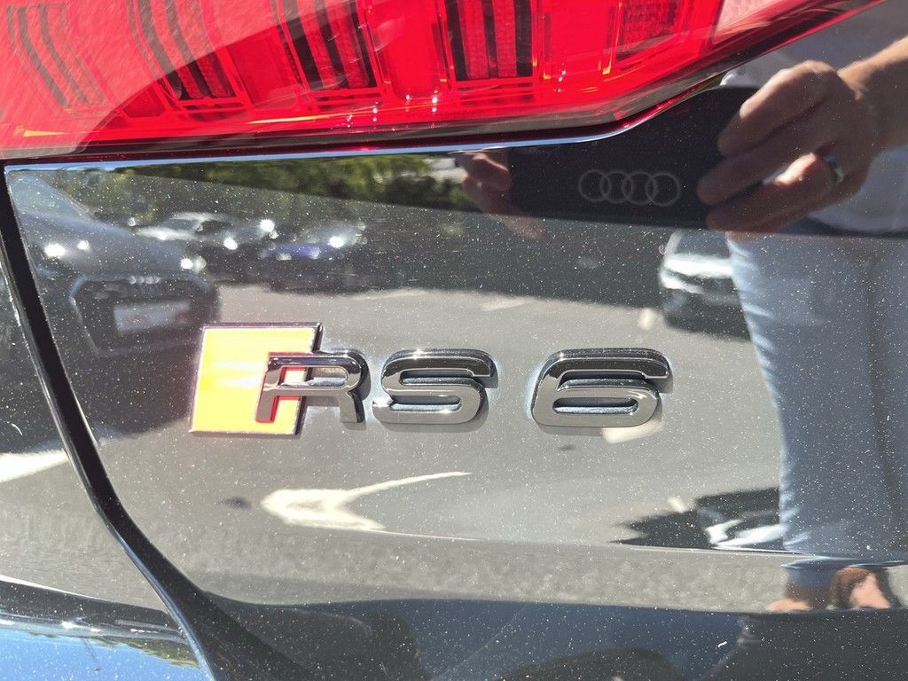 Audi RS6 Avant 4.0 TFSI quattro Navi Pano 22" AHK Spo