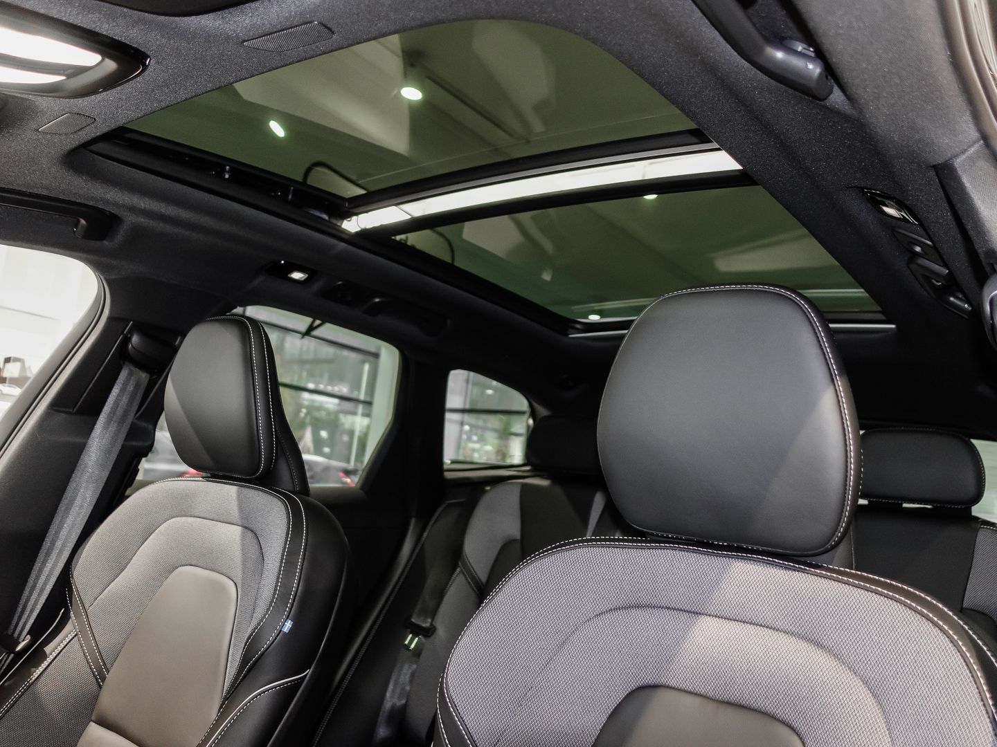 Volvo XC60 T6 AWD Plus Black - Samsaru's Car Outlet