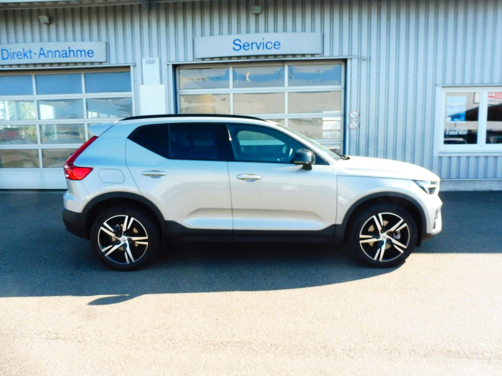 Volvo XC 40 B4 Plus Dark - Samsaru's Car Outlet