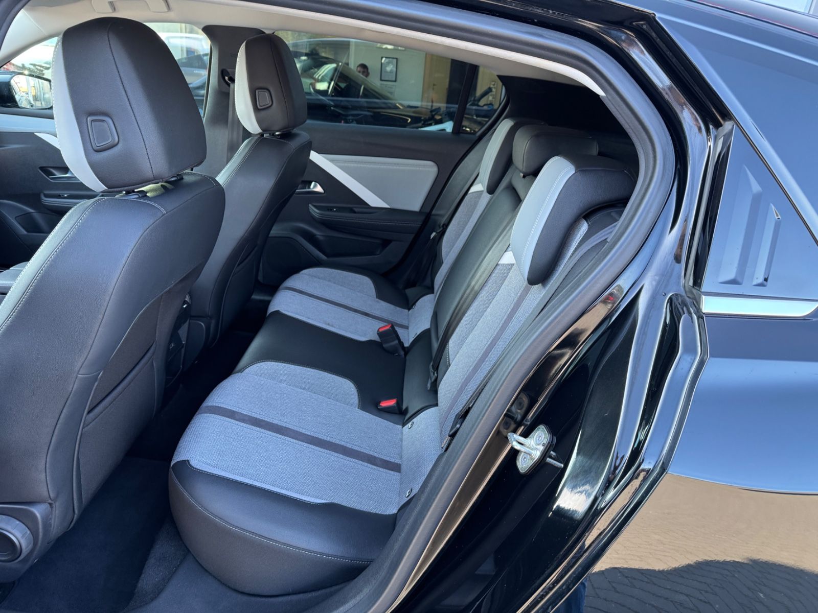 Opel Astra L Lim. 1.2 AUTOMATIK Elegance - Samsaru's Car Outlet