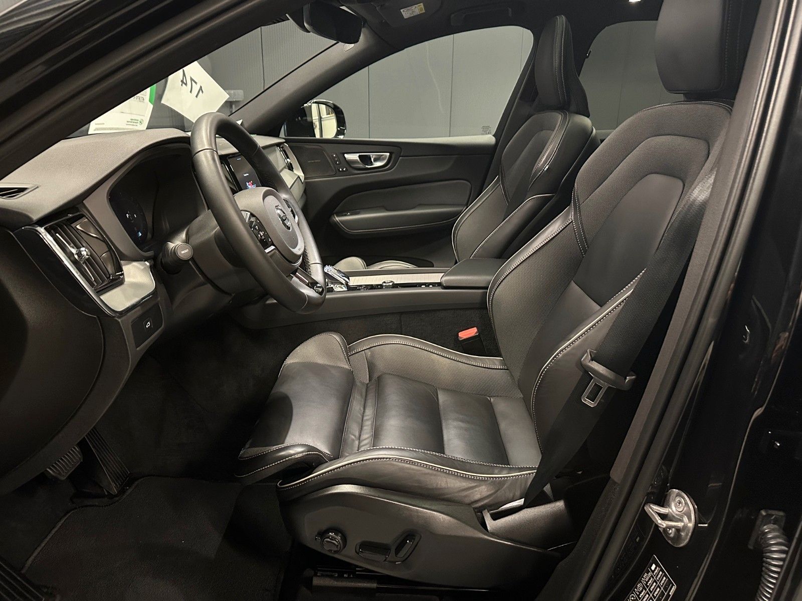 Volvo XC60 Plus Black Edition AWD*21Zoll*PANORAMA*AHK*