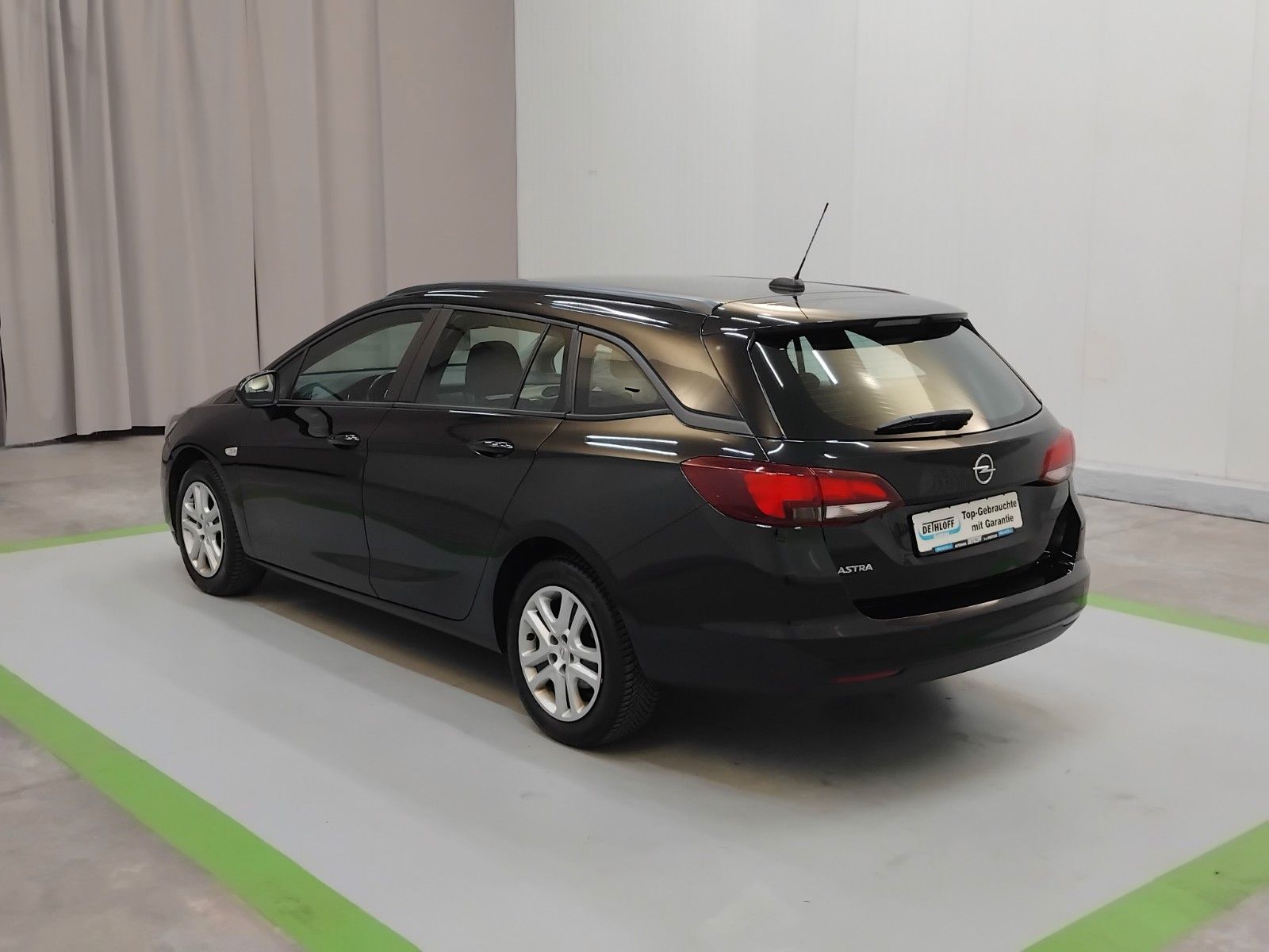 Opel Astra Sports Tourer 1.5 D Edition - Samsaru's Car Outlet